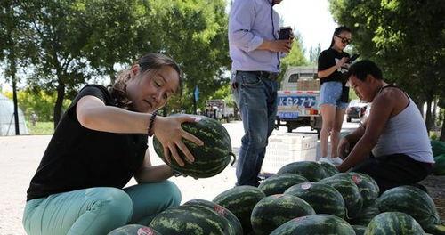 老妈妈吃瓜的正面视频大全,温馨瞬间大盘点