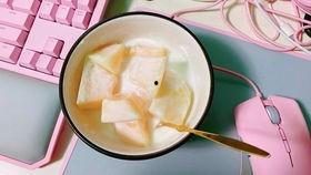 吃哈密瓜助眠的视频,天然安神美食的秘密